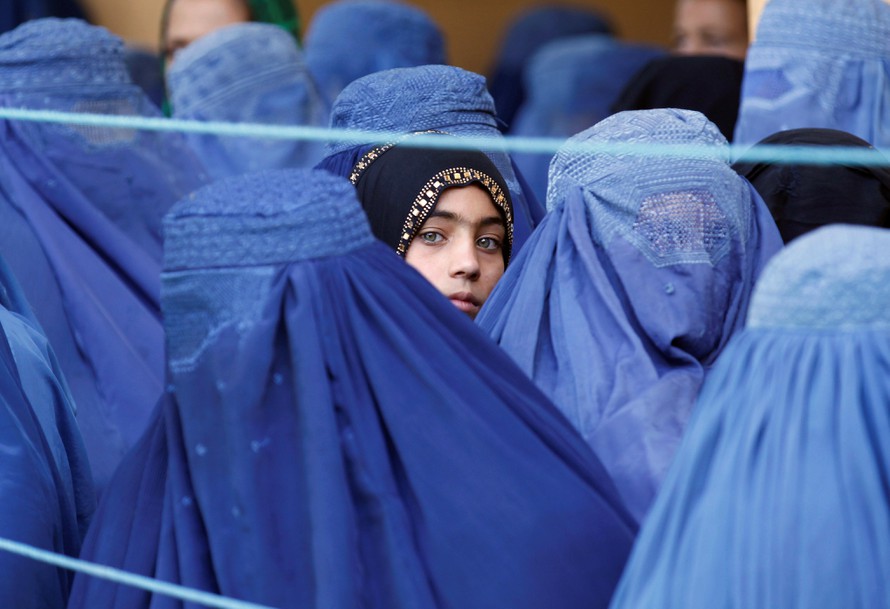 Từng cam kết không ngược đãi, Taliban bất ngờ khuyến cáo phụ nữ chưa nên ra đường 
